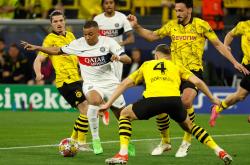 开云体育入口-包含欧冠比赛场面激动人心，球员拼尽全力争夺冠军的词条