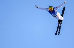 开云体育中国-滑雪比赛中，选手展现天衣无缝的滑雪功夫