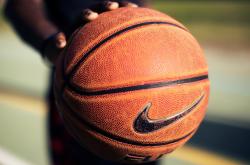 开云官网-赛道上的血脉压制，维斯塔潘点燃赛场，红牛一队完胜二队