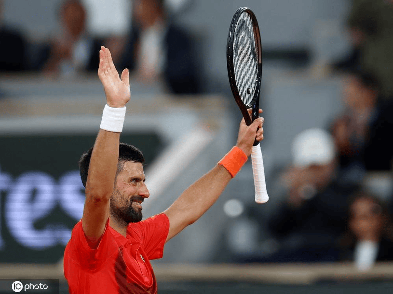 包含世界网球队横扫法国网球队，德约科维奇打破历史纪录的词条