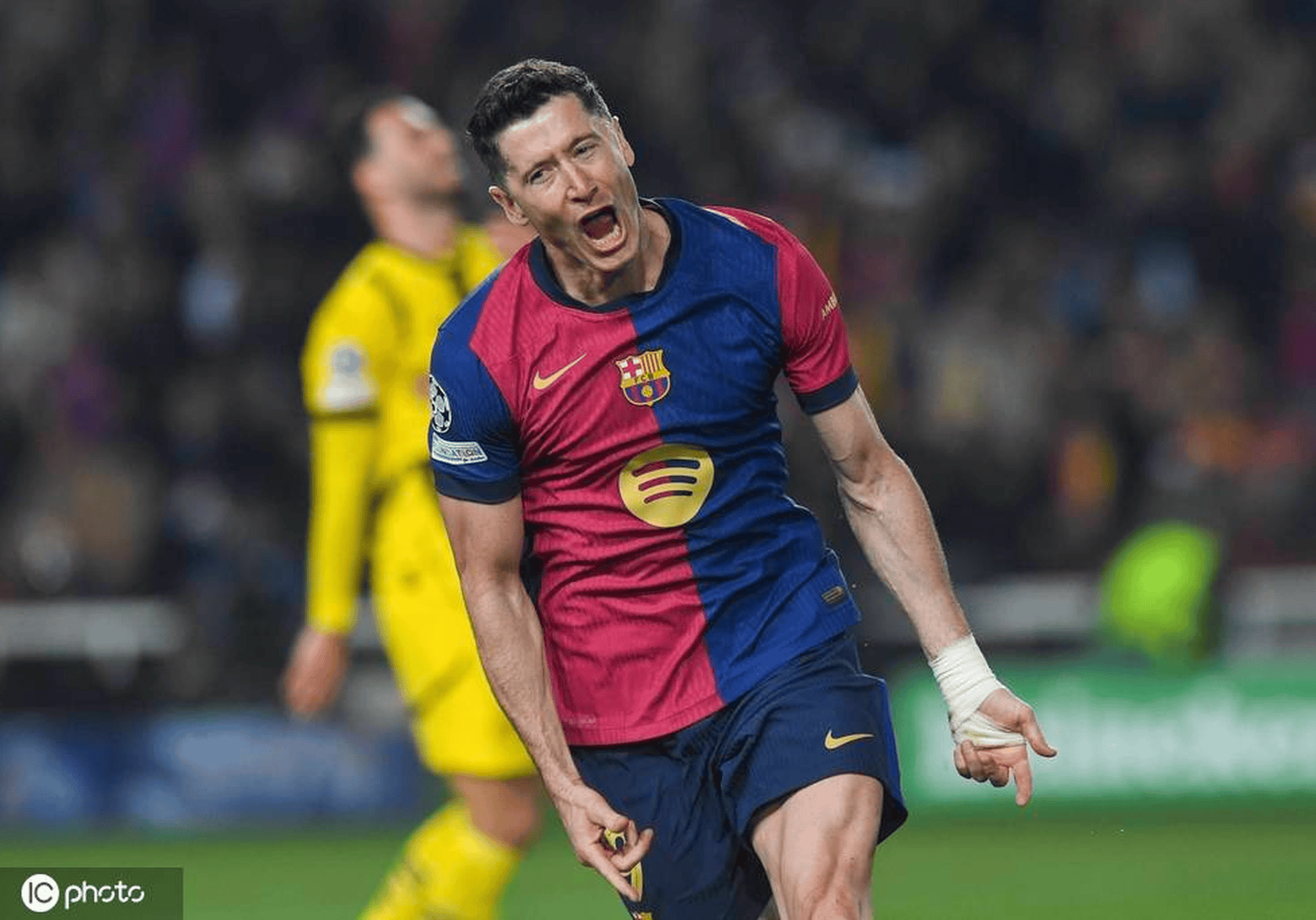 包含莱比锡红牛碾压巴萨，莱万打破历史纪录的词条