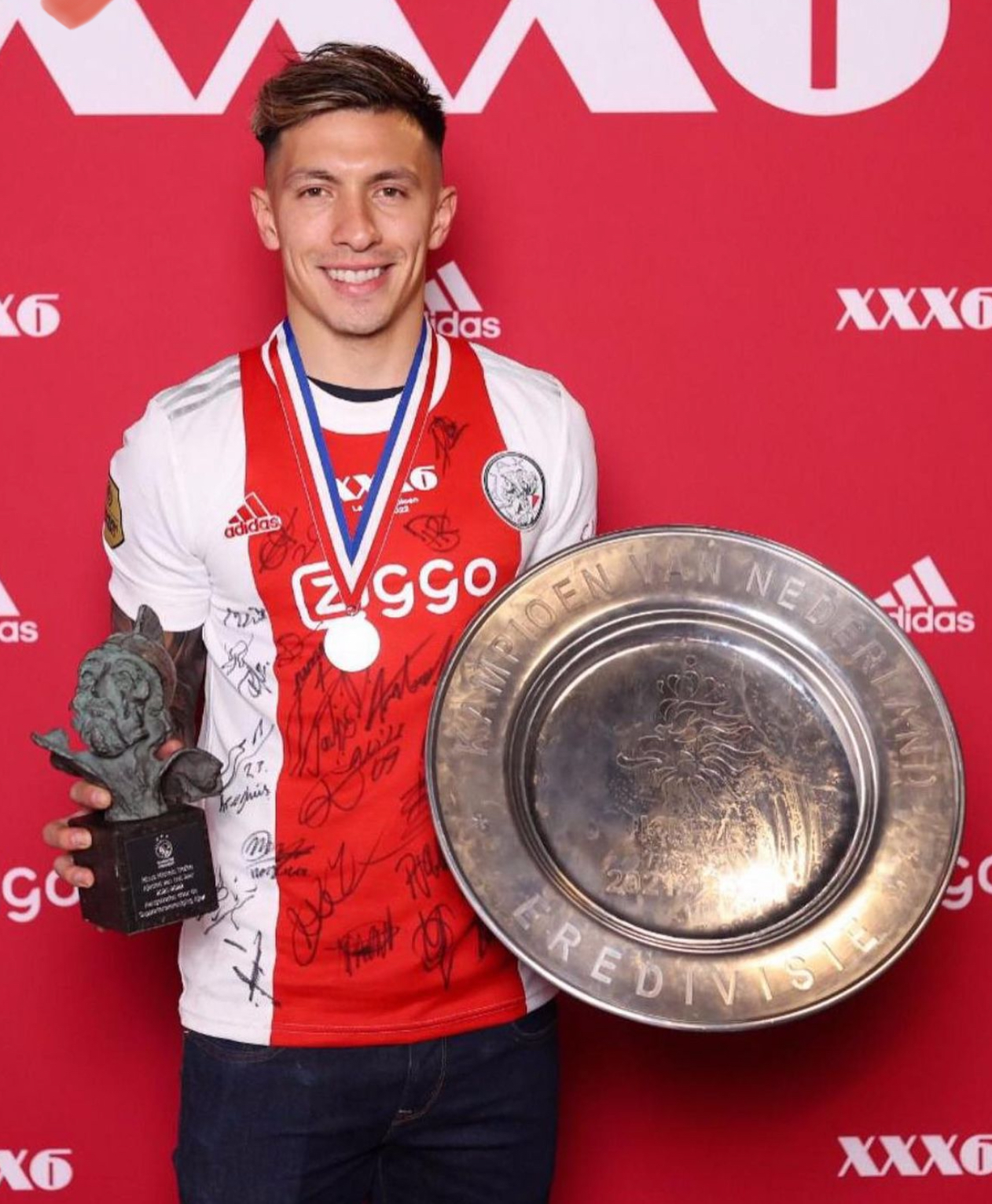 足球明星逐渐崭露头角,魅力十足 足球明星逐渐崭露头角,魅力十足