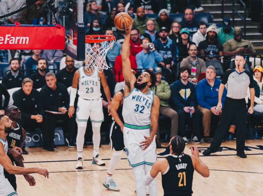 爵士主场大胜雄鹿燃烧激情，戈贝尔连胜胜利之星的简单介绍