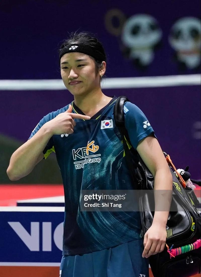 韩国代表团选手登顶羽毛球赛场