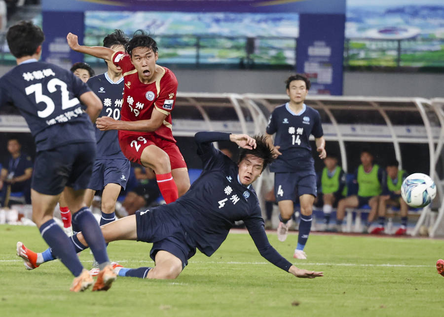 足球联赛冠军的争夺愈加激烈，球迷热情高涨的简单介绍