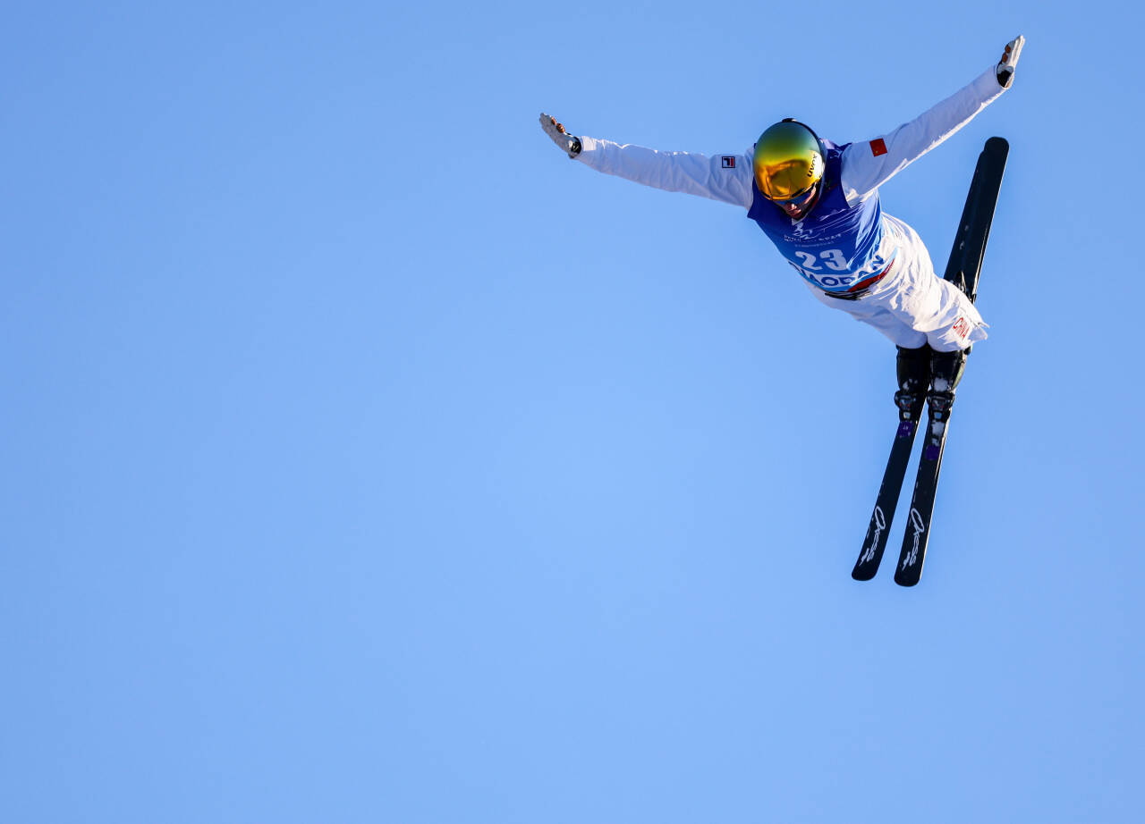 滑雪比赛中，选手展现天衣无缝的滑雪功夫