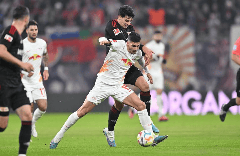 沙尔克客场战胜霍芬海姆，迎来反弹