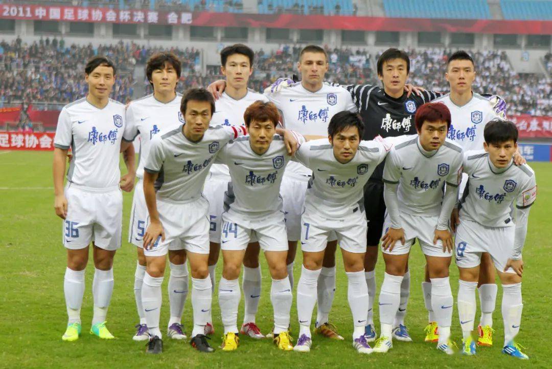 泰达球迷热情庆祝冠军夺冠成功