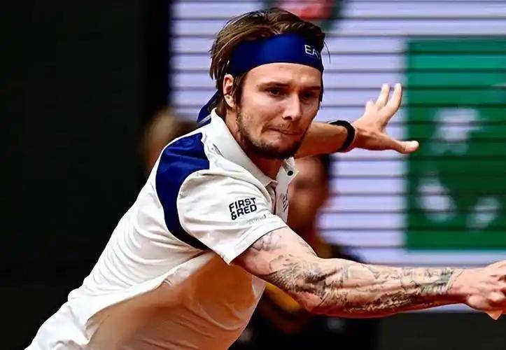 年终总决赛翻盘联合杯，梅德韦杰夫统治全场